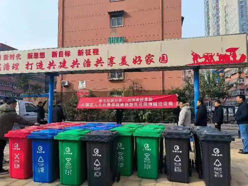 爱心捐赠垃圾桶，点亮社区文明风